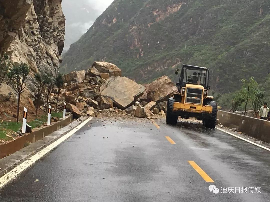 今日上午,尼塔二级公路发生边坡塌方.