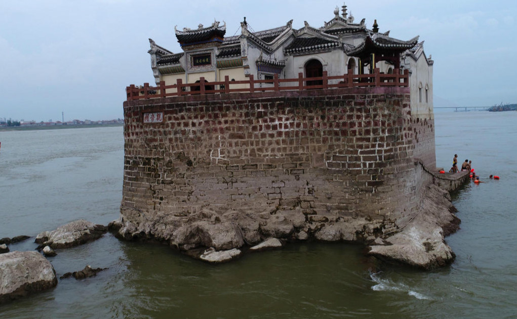 观音阁位于湖北省鄂州市小东门外长江上的一座礁石上