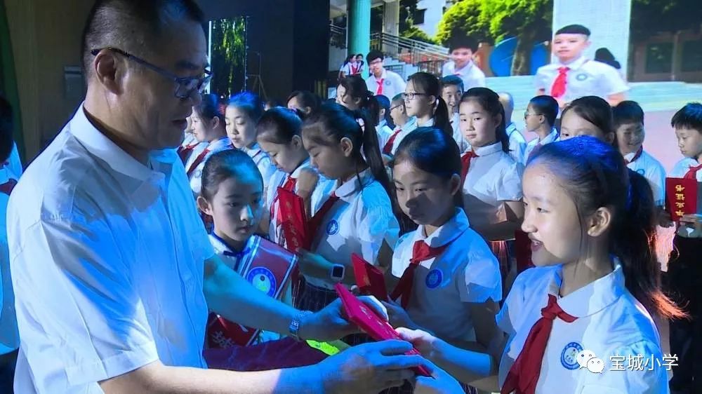 宝城小学黄新萍校长,林喜瑜党支部副书记,黄健华副校长和余文雄副校长