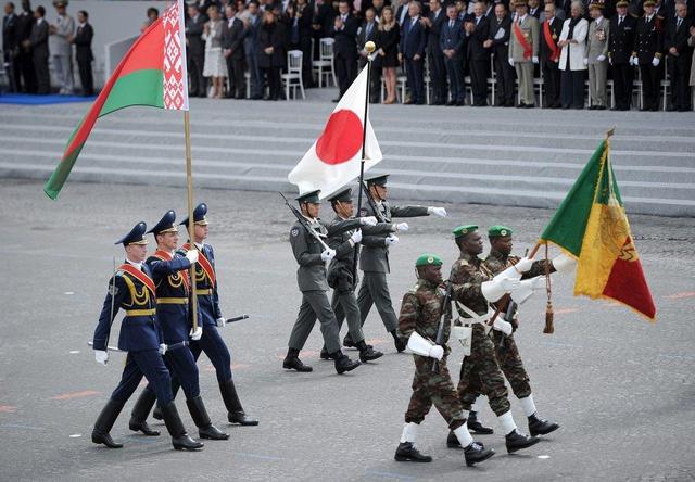 日本軍國主義旭日旗現身法國閱兵式 韓國大為不滿稱要反擊