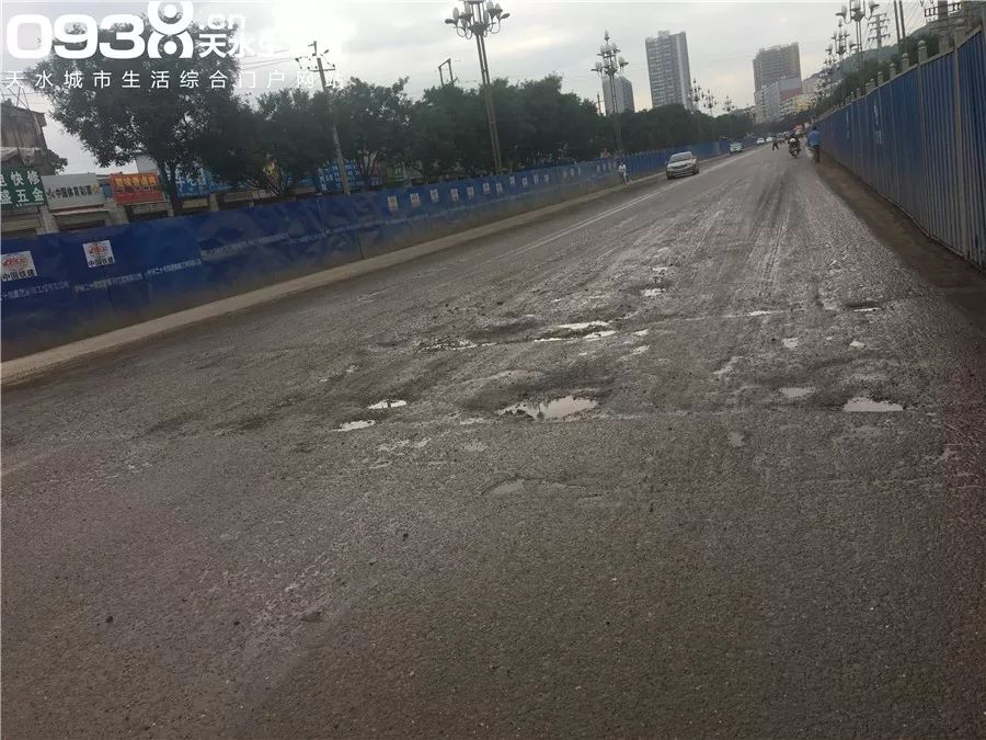 我市部分路面坑洼不平,每逢下雨积水严重,市民难以出行