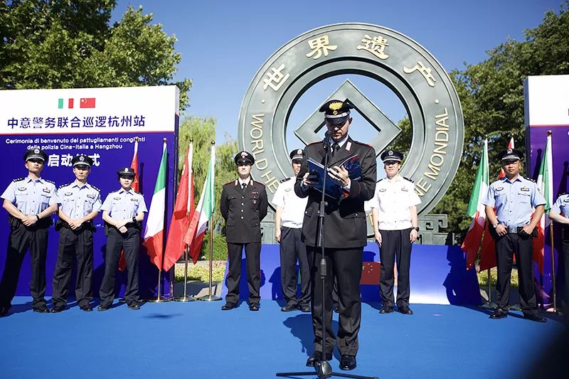 杭州来了一群意大利警察还穿着长袖制服想偶遇他们吗就在西湖边