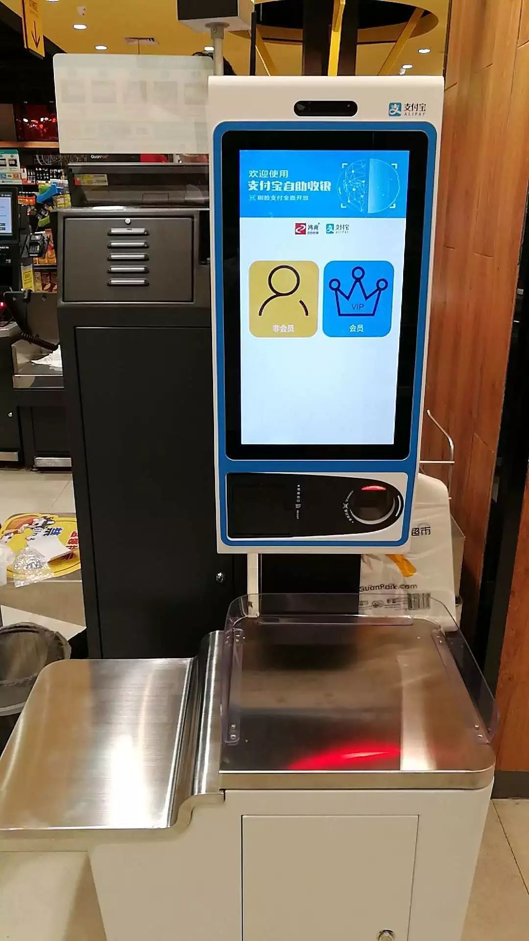 冠超市收银升级直接刷脸就可以付款啦