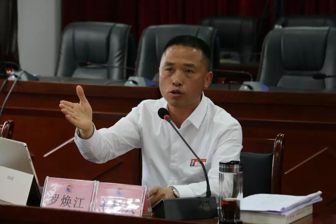 访麻江县委教育工委书记,教科局党组书记,局长罗焕江