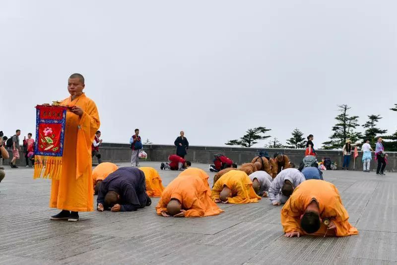 在朝拜大道起点迎请华藏寺监院镇觉法师及僧众行脚僧团到达金顶7月17