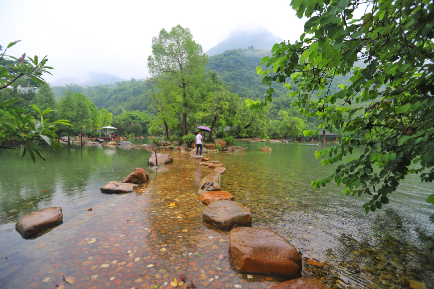 泳场环境非常好,远处山势雄伟,层峦叠嶂;坡陡谷深,群峰高耸.