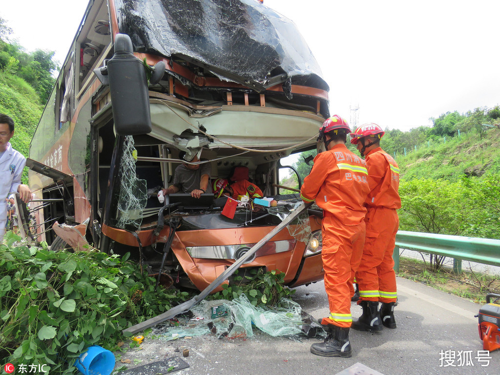 載有54名乘客大巴車高速突發車禍司機受傷被困