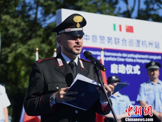 意大利宪兵国际合作局警察文谦佐·佩罗内说,为更好与中国民众做交流