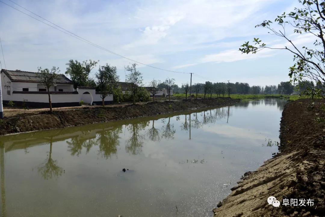 走进蔡郢村,只见村头建起了一个个广场游园,家家户户修葺一新,房前屋