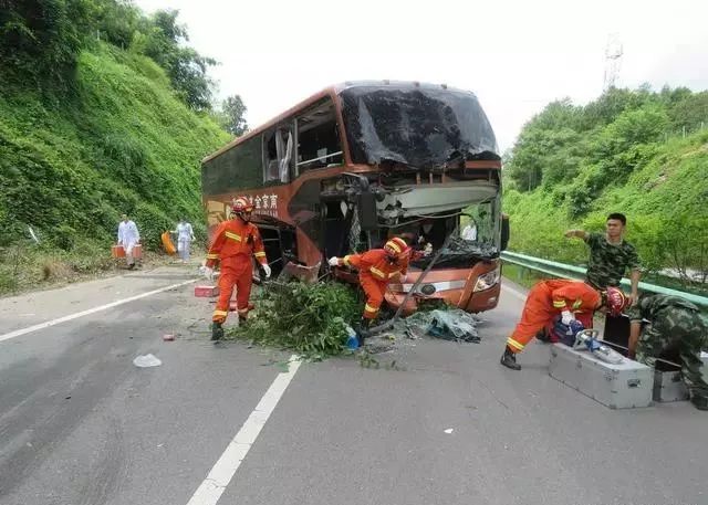 巴中一辆载有54名乘客的大巴车突发车祸 司机受伤被困