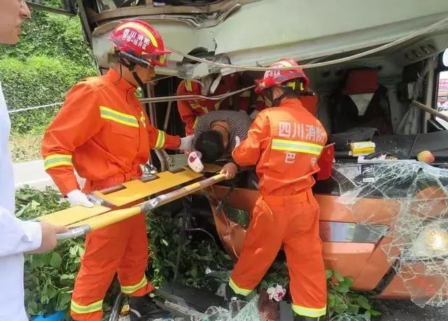 巴中一輛載有54名乘客的大巴車突發車禍 司機受傷被困