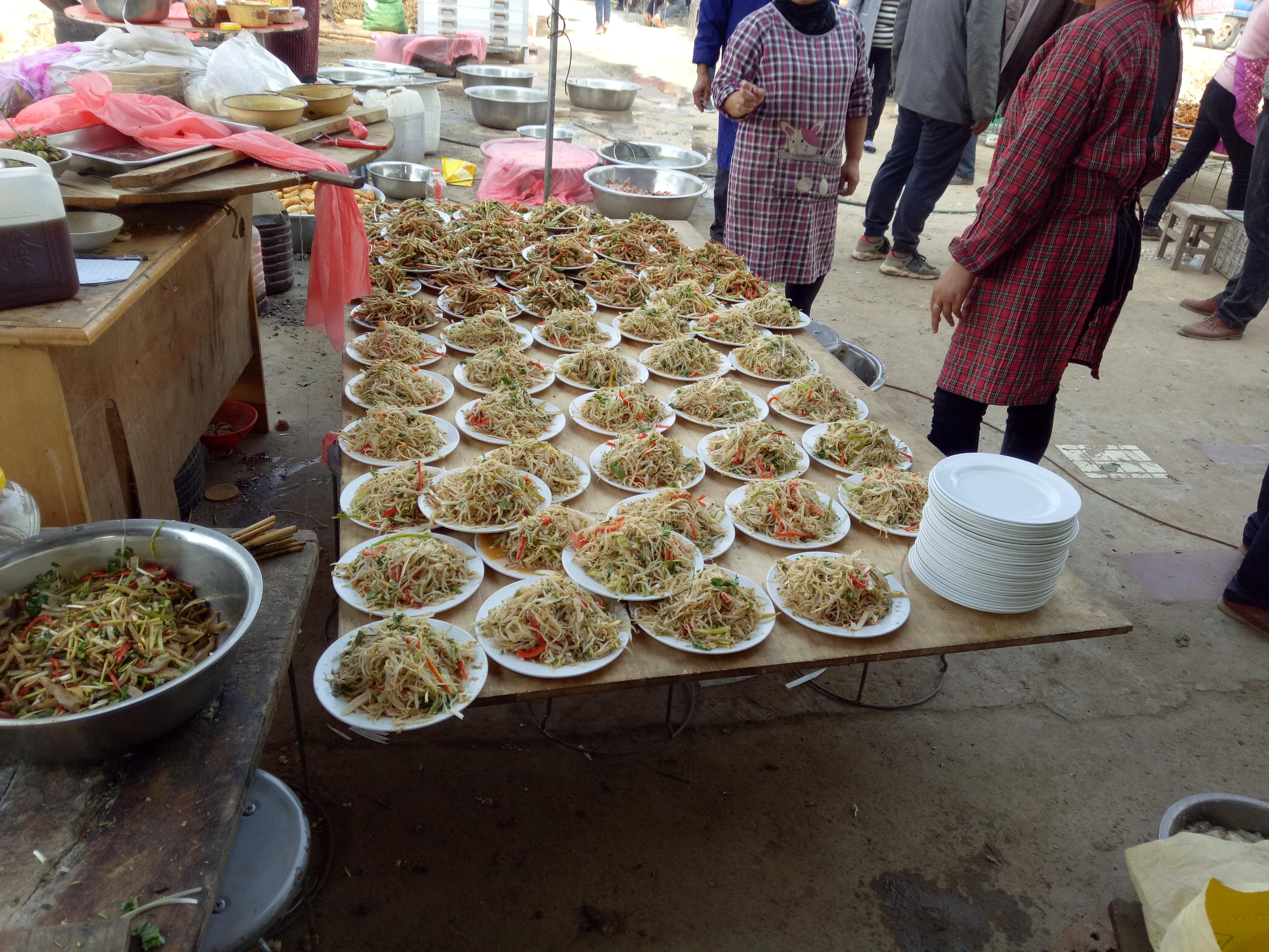 河南农村婚礼倡导节约宴席最多只能十个菜一桌人能吃得饱