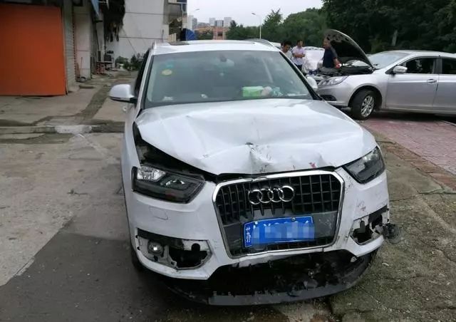 修理工無證駕駛奧迪裝酷發生車禍車主欲哭無淚