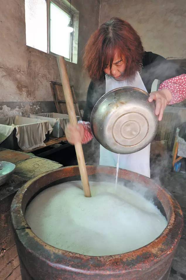 用石膏粉湯點成豆花.將豆花放入模具中浸壓成豆腐.