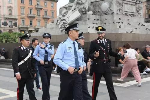 什么时候开始和2名西安民警一起列队行进他们身着意大利警服有2名