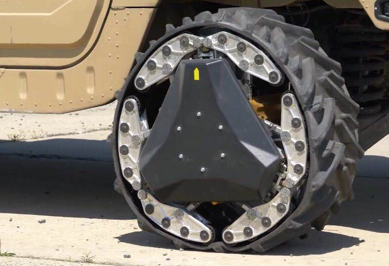 轮胎技术被称为可重构式轮履,可在 2 秒内从圆形车轮变成三角形履带