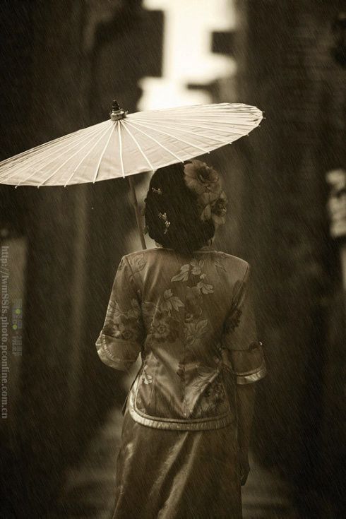 撑油纸伞的姑娘背影图片