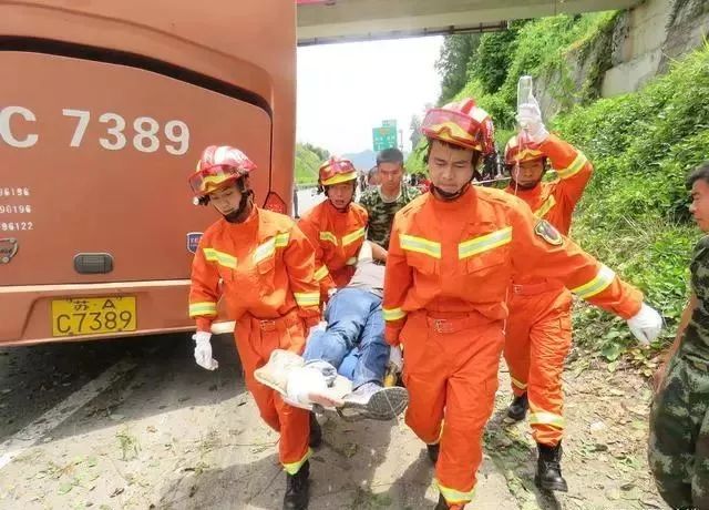 巴中一輛載有54名乘客的大巴車突發車禍 司機受傷被困