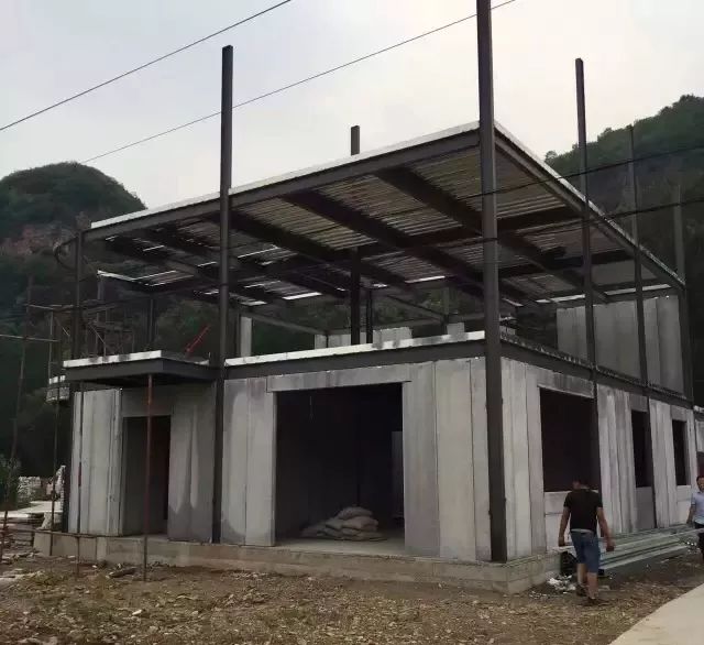 六,屋頂及窗戶施工作業(5天)屋頂樓板搭建,屋頂的板子和牆體一樣,施工