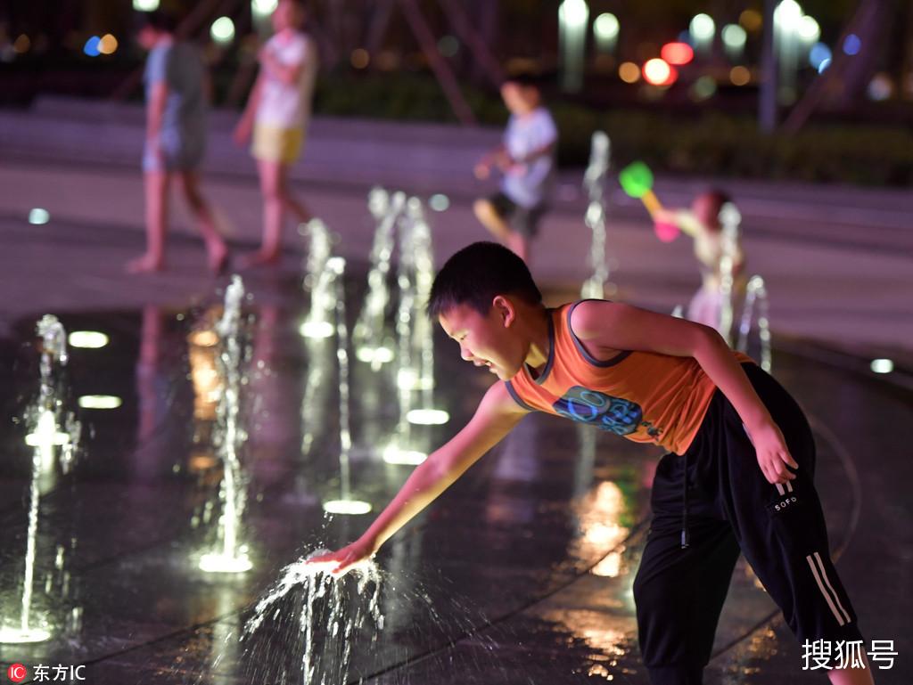 長沙盛夏烈日似火 小朋友夜晚噴泉邊清涼一