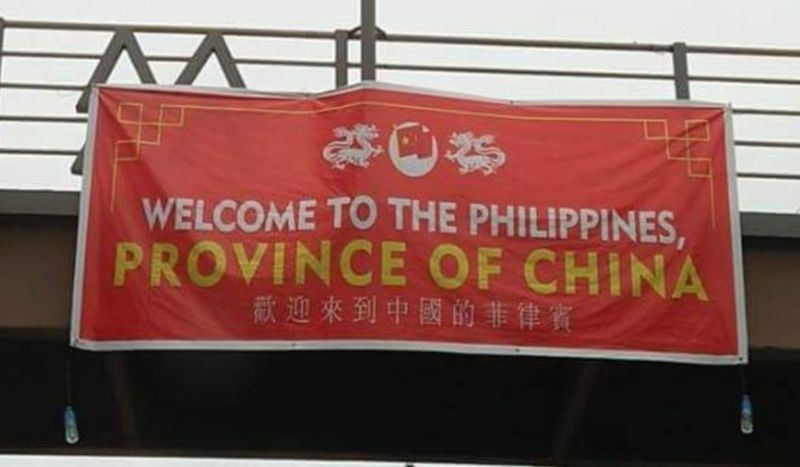 分别用英文和中文写着 欢迎来到中国的菲律宾省字样,并印有中国国旗