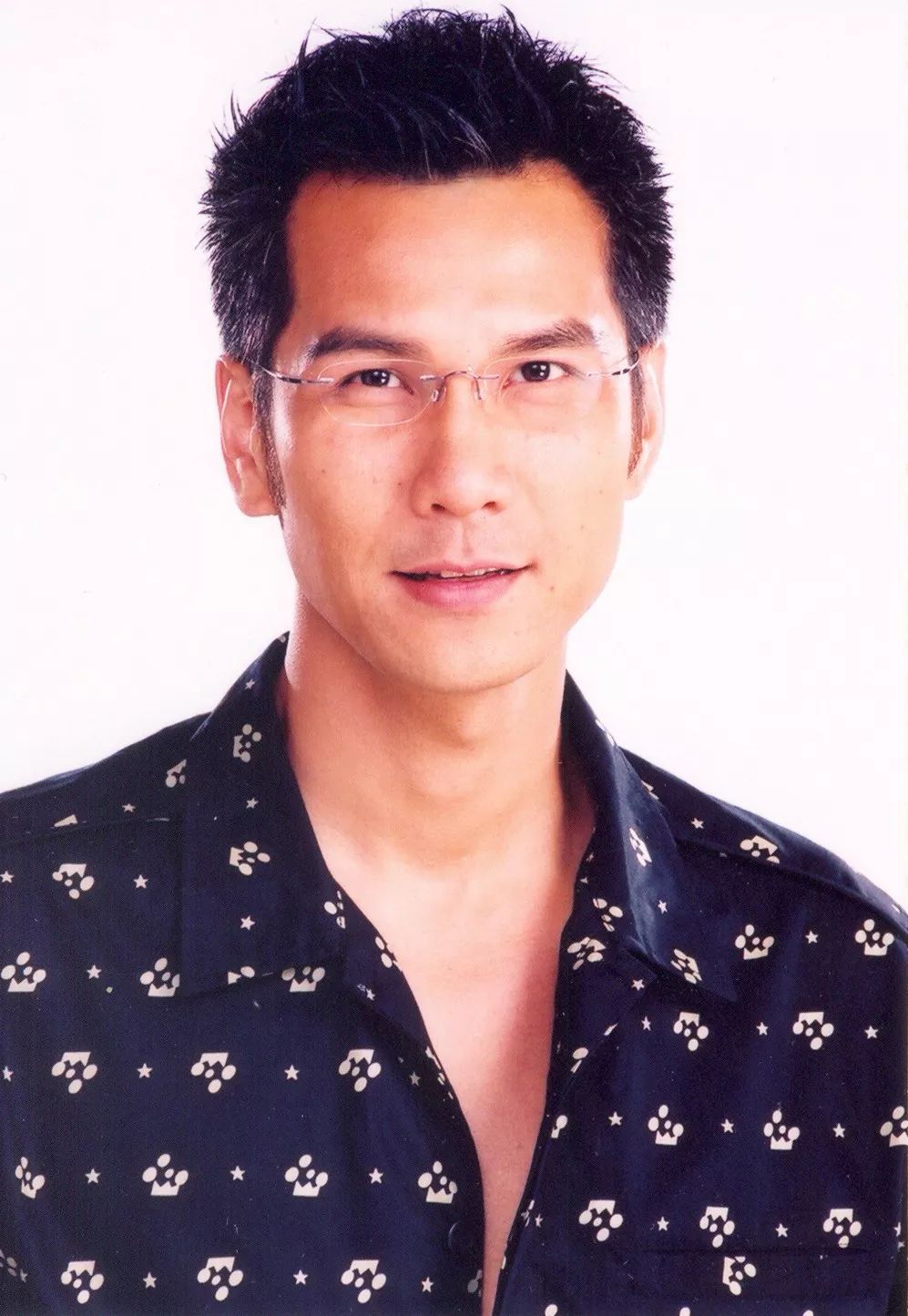 1990年,经过朋友介绍,陈启泰进入无线工作,先是以主持节目为主,第一个