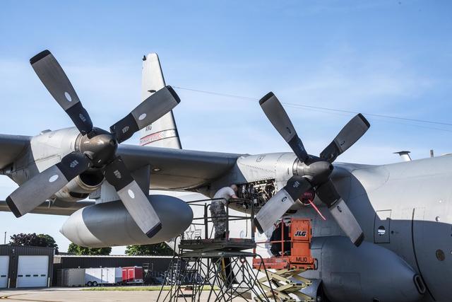 c130運輸機發動機細節曝光管線密密麻麻製造大型航發著實不易