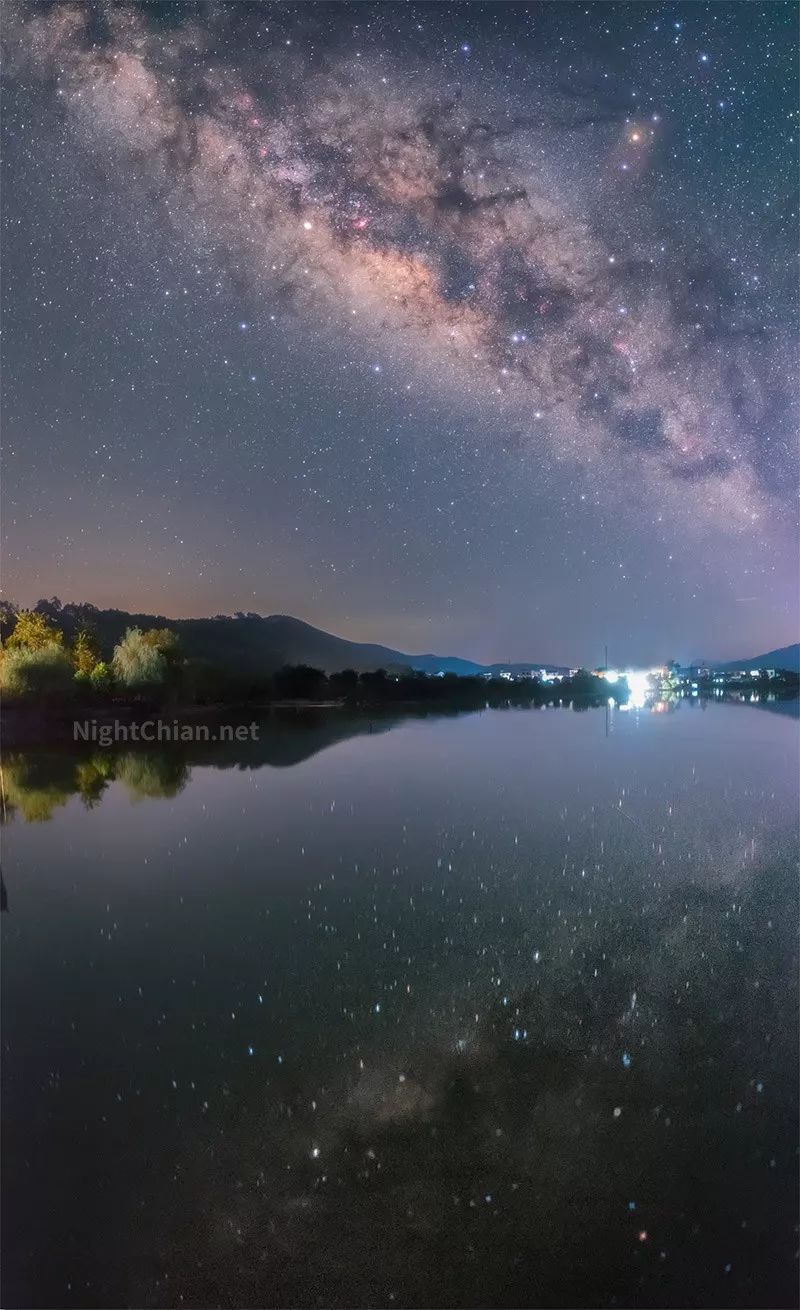 夜空中國人世間最大的遺憾就是肉眼看得見水面倒映的星星卻看不清地河