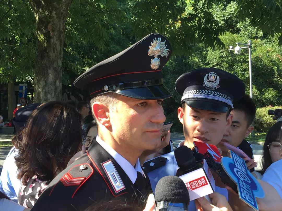 宪兵在意大利是部队编制,他们穿的警服相当于中国警察的常服,是出席