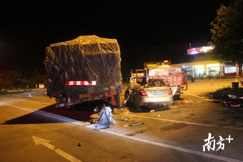 乐广高速南行樟市服务区发生交通事故致4死1伤