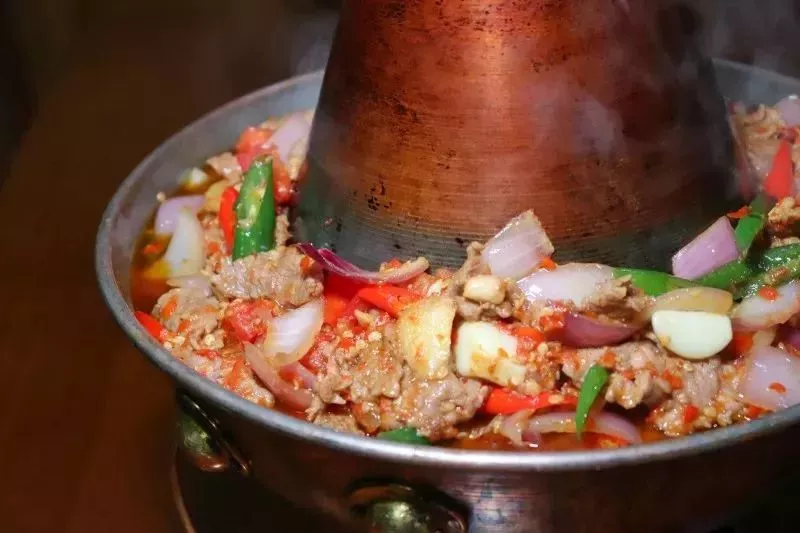 推荐贵阳一家用铜锅做的炭火牛肉!牛肉的香气把隔壁小孩都馋哭!