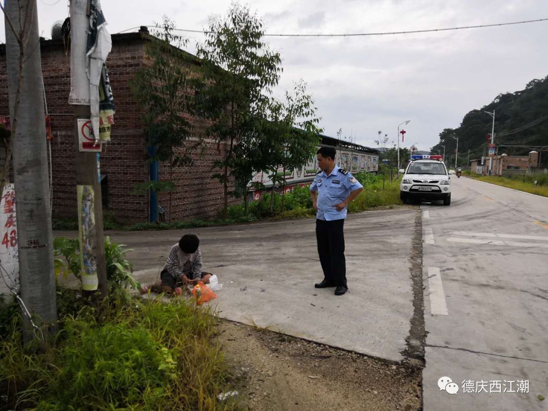 近日德慶街頭流浪來兩婦女竟都是精神異常自己走過來的回龍321國道邊