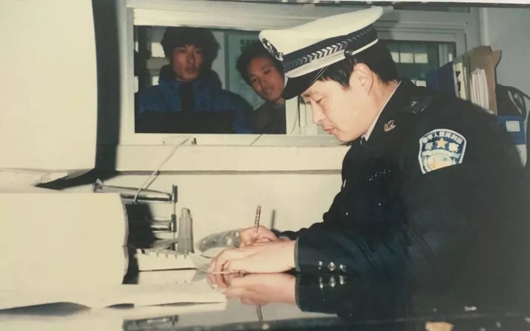 改革開放40年警營印記警服在變初心永不變