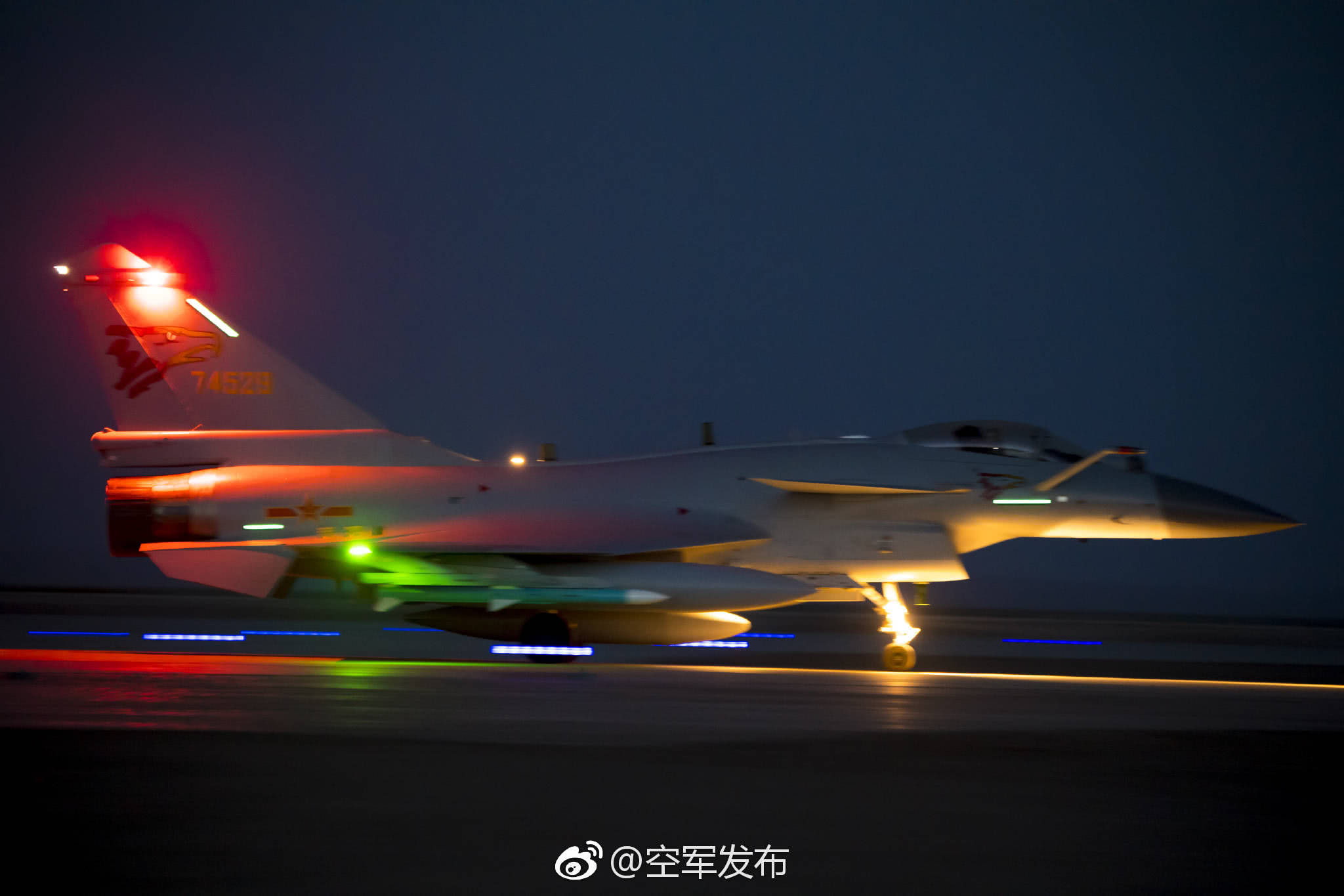 殲20威龍夜航空軍戰鬥機預警機編隊開啟夜間群毆模式