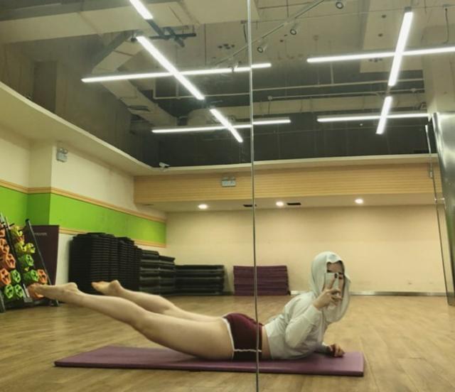 健身素人北京舞蹈学院韩国女留学生健硕大腿和翘臀并存
