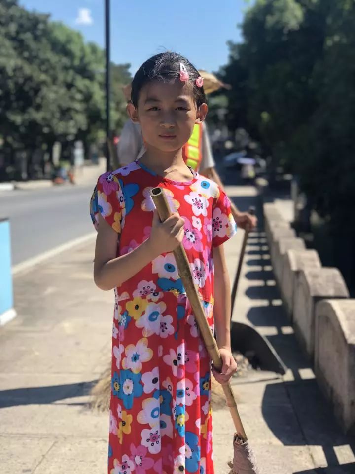 女孩叫李欣,今年9歲,上小學二年級,爺爺叫李文明,是府山街道的一名