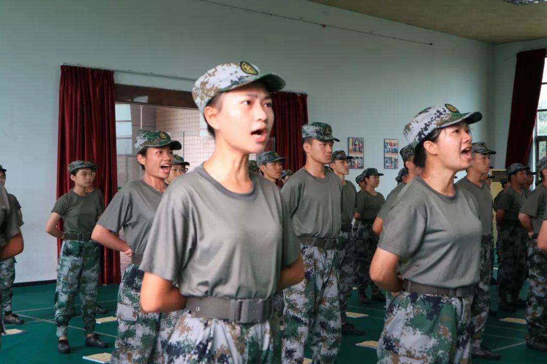 教官军训风吹雨打热血沸腾英姿焕发百炼成钢