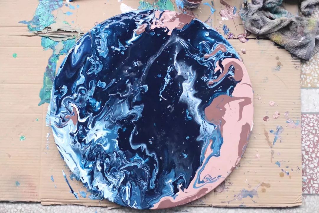 流體繪畫國外多叫pouring painting,叫潑畫可能更接近發音而且簡潔.