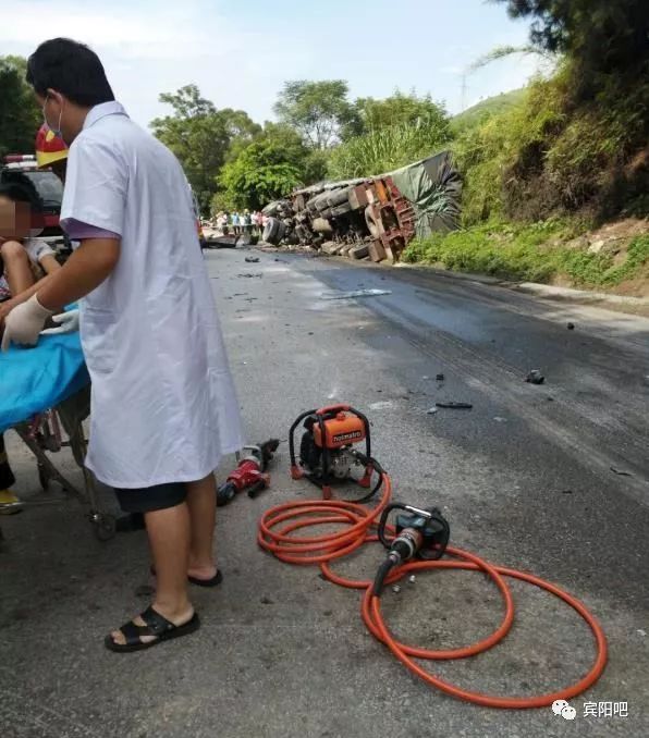 惨!南梧二级公路发生车祸:面包车与大货车相撞!