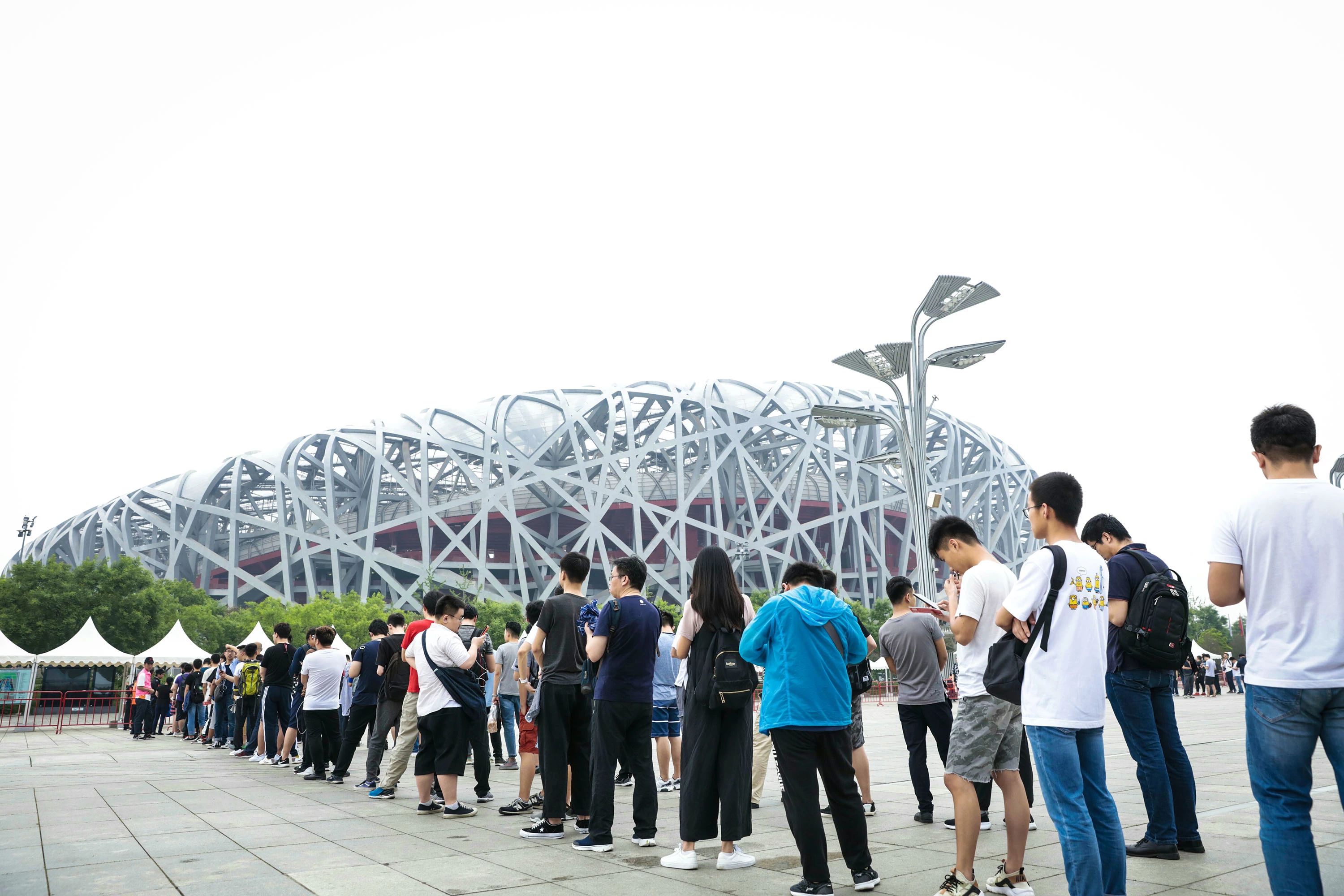 罗永浩在发布会现场挥泪告别锤子手机重新定义下一个十年