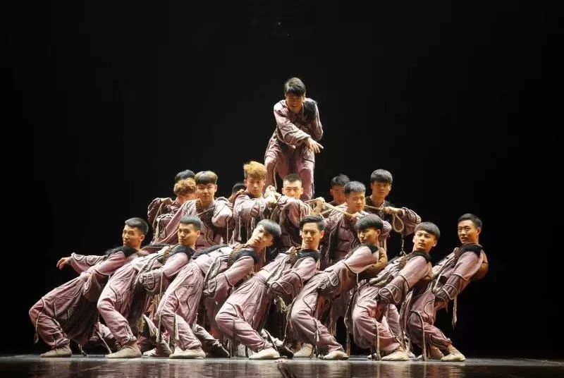 喜报音乐学院男子群舞脚户行在第十二届全国舞蹈展演中精彩亮相