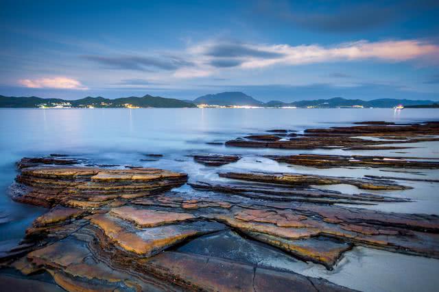 鳳凰島東南部的石雀灘,恰處高坡地低處,呈月牙形