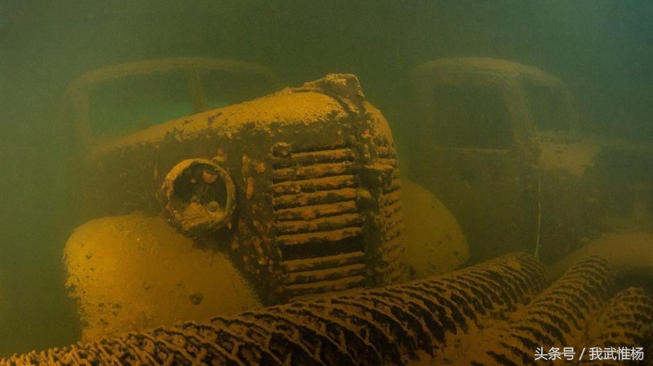 了一组潜水员潜入特鲁克泻湖湖底拍摄到的这些军舰和飞机残骸的照片