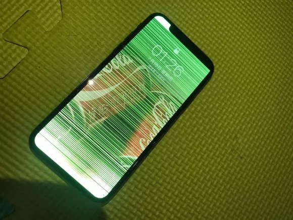 绿色iphone11摔碎图片图片