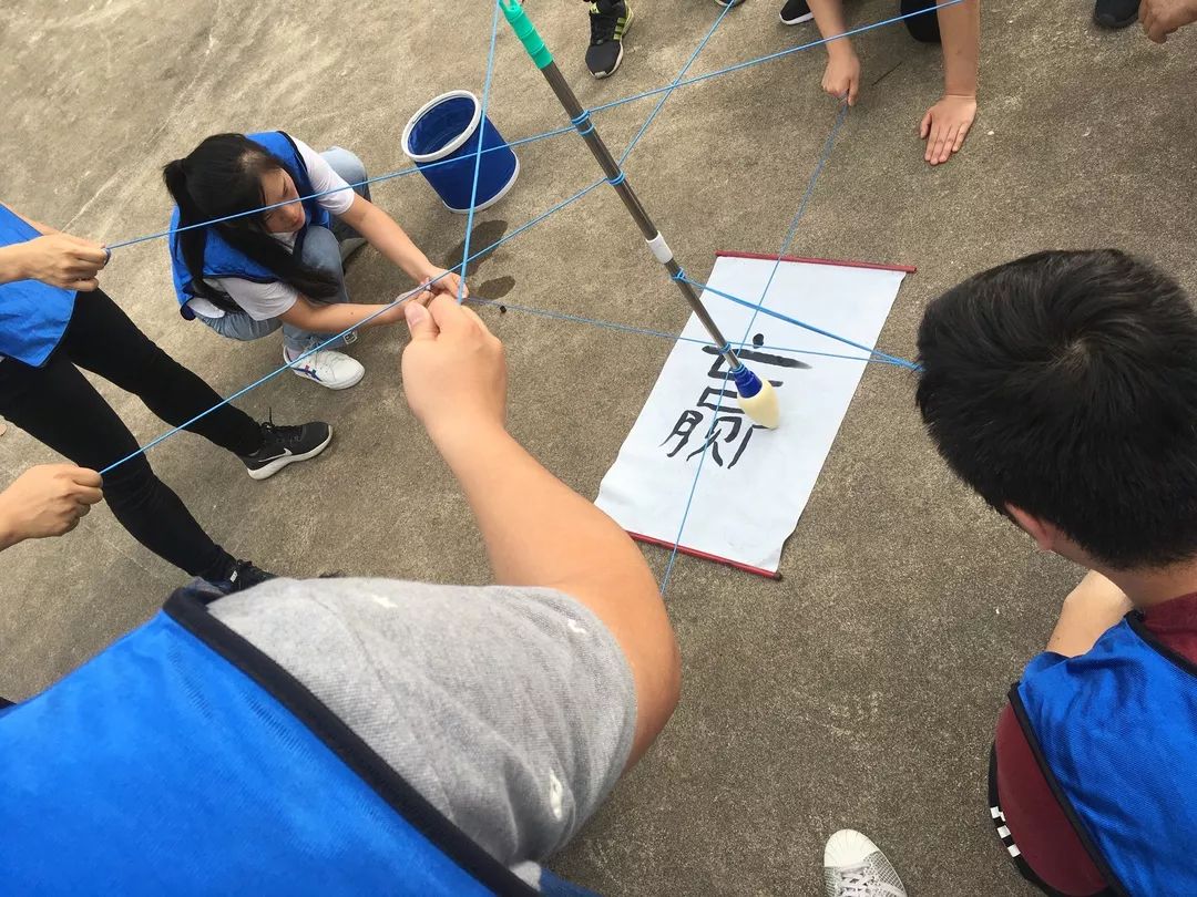 共繪藍圖 ↓繪製隊旗&團隊造型 ↓團隊破冰水瓶擺整齊訓練後站姿訓練