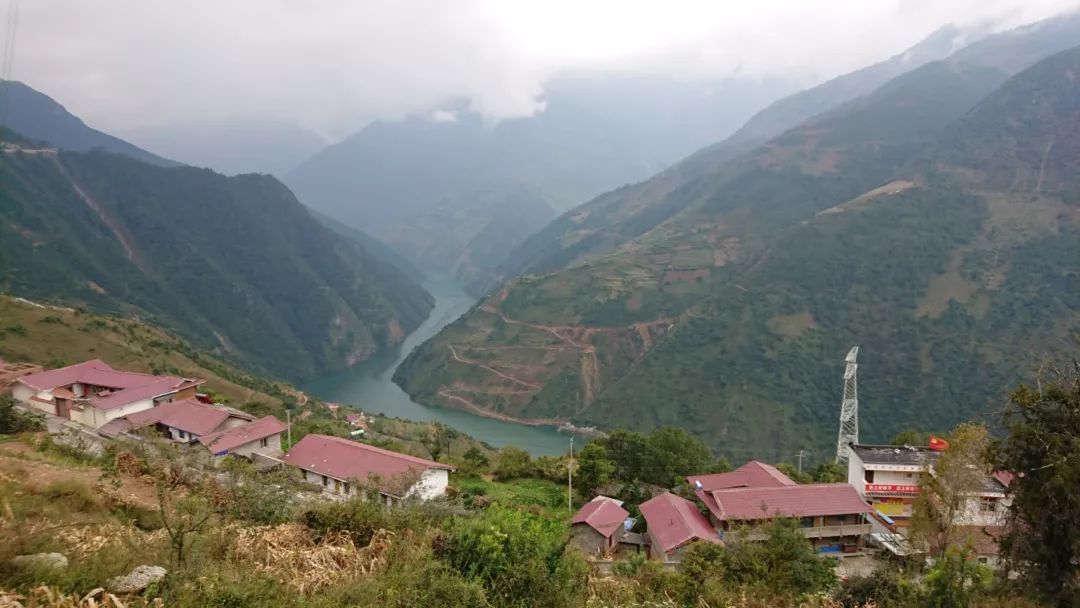 和民族團結標語17具有藏族特色的伸臂式歡迎門遠看山坡上的木裡縣城