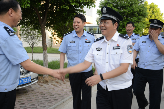 市局党委委员,政治部主任刘春庆的陪同下到汝南县检查指导公安工作
