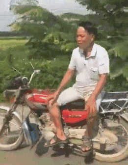 桂林一男子骑摩托车时发生意外,整车连人翻到了排水沟里,当场死亡!
