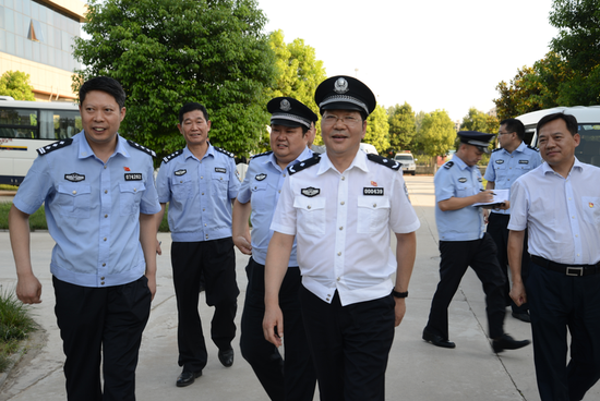市局党委委员,政治部主任刘春庆的陪同下到汝南县检查指导公安工作