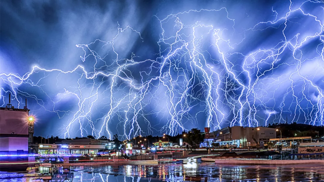 尤其是在夏季,瓢泼大雨中划破黑夜的闪电以及随之而来的炸雷,成为了